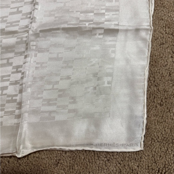 Hermès AUTHENTIC Vintage White H Classic Logo Petit Carré Small Scarf 100% Silk - Picture 8 of 16